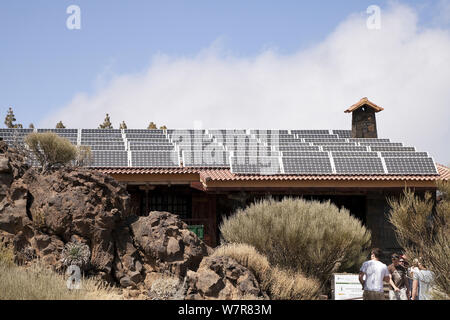 Solarzellen auf dem Dach des Teide Nationalparks Field Centre, Teneriffa, Kanarische Inseln, Spanien, April 2012. Stockfoto