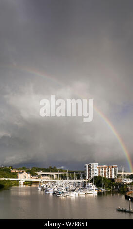 Boote in Penarth Marina festgemacht, mit Regenbogen, Cardiff, Wales, UK, September 2012. Stockfoto