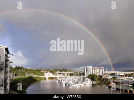 Boote in Penarth Marina festgemacht, mit Regenbogen, Cardiff, Wales, UK, September 2012. Stockfoto