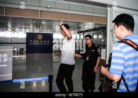 Ehemaliger Haupttrainer Choi Yong-soo von Jiangsu Suning, Links, Wellen vor der Rückkehr nach Südkorea an der Nanjing Lukou Flughafen Nanjing c Stockfoto