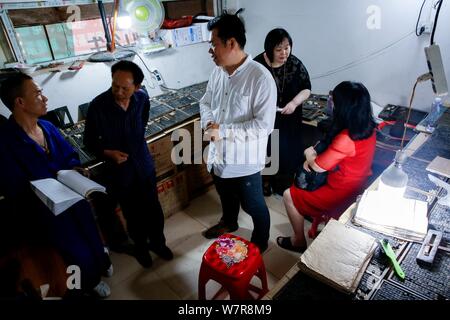 Chinesische Handwerker Xiao Shihua führt mit beweglichen Lettern für Besucher in Tantou Zhulin Dorf, Stadt, Stadt Shaoyang, der Central China Hunan Stockfoto