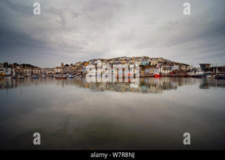 Hafen von Brixham, einer Stadt am Meer in Devon bei Flut Stockfoto