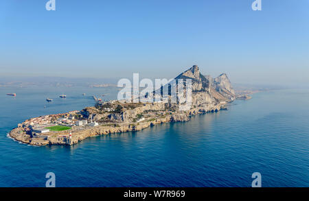 Die beeindruckenden Felsen von Gibraltar, wie vom Hubschrauber aus gesehen Stockfoto