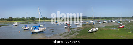 Panoramablick von Chichester Harbour, West Sussex, UK. Zeigt Chichester Kanal in der Nähe von Dell Kai bei Ebbe. Kleine Boote, South Downs darüber hinaus. Stockfoto