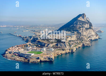 Die beeindruckenden Felsen von Gibraltar, wie vom Hubschrauber aus gesehen Stockfoto