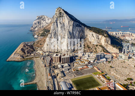 Die beeindruckenden Felsen von Gibraltar, wie vom Hubschrauber aus gesehen Stockfoto