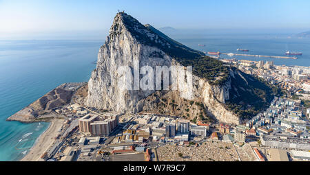 Die beeindruckenden Felsen von Gibraltar, wie vom Hubschrauber aus gesehen Stockfoto
