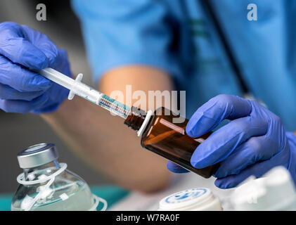 Krankenschwester Vorbereitung Medikation für die parenterale Ernährung in einem Krankenhaus, konzeptionelle Bild Stockfoto