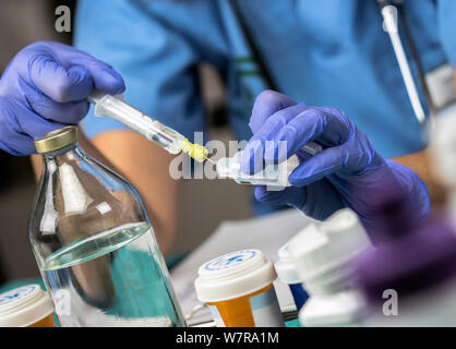 Krankenschwester Vorbereitung Medikation für die parenterale Ernährung in einem Krankenhaus, konzeptionelle Bild Stockfoto