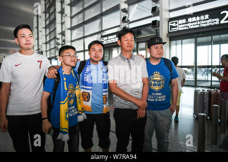 Ehemaliger Haupttrainer Choi Yong-soo von Jiangsu Suning, zweite rechts, stellt mit den Fans vor der Rückkehr nach Südkorea an der Nanjing Lukou International Ai Stockfoto