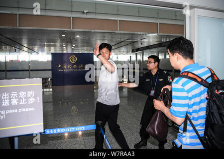 Ehemaliger Haupttrainer Choi Yong-soo von Jiangsu Suning, Links, Wellen vor der Rückkehr nach Südkorea an der Nanjing Lukou Flughafen Nanjing c Stockfoto