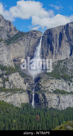 Yosemite Falls, Blick von 4 Meile Versuch, Yosemite National Park, Kalifornien, USA Stockfoto