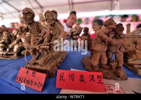 Tonfiguren sind während des immateriellen Kulturerbes Expo in Dalian angezeigt, der ostchinesischen Provinz Shandong, 3. Juni 2017. Immaterielle cul Stockfoto