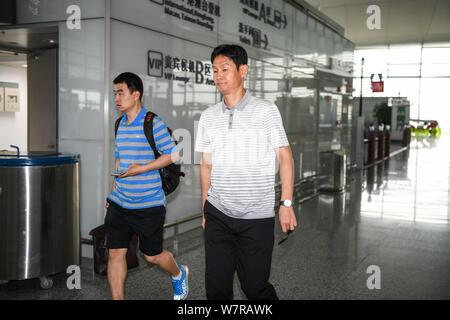 Ehemaliger Haupttrainer Choi Yong-soo von Jiangsu Suning wird dargestellt, vor der Rückkehr nach Südkorea an der Nanjing Lukou Flughafen Nanjing ci Stockfoto