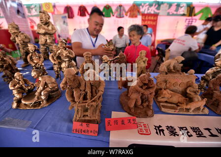 Tonfiguren sind während des immateriellen Kulturerbes Expo in Dalian angezeigt, der ostchinesischen Provinz Shandong, 3. Juni 2017. Immaterielle cul Stockfoto