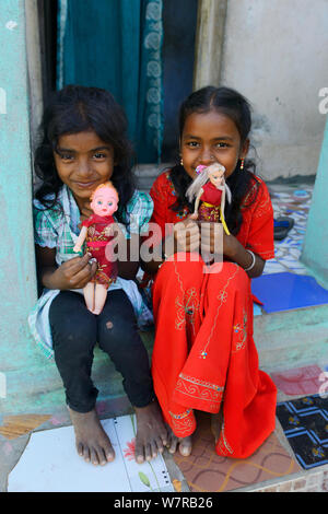 Junge Mädchen in der Pulicat Stadt mit Spielzeug, Puppen, Pulicat See, Indien, Januar 2013. Stockfoto