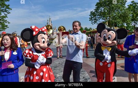 Robert A. Iger (Bob Iger), Center, Präsident und CEO von der Walt Disney Company, interagiert mit Animateuren in Mickey Mouse und Minnie Mouse gekleidet Stockfoto