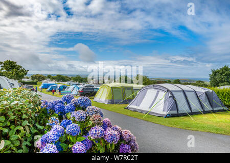 Bude, North Cornwall, England. Mittwoch, 7. August 2019. UK Wetter. Nach Camper ertragen häufige sintflutartige Regengüsse über Nacht, der Regen aufhört und die Sonne kommt heraus in Bude North Cornwall. Credit: Terry Mathews/Alamy leben Nachrichten Stockfoto