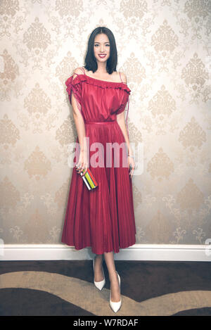 Chinesische Modell und Miss World Zhang Zilin stellt für Portrait Fotos bei einem exklusiven Interview von Imaginechina in Shanghai, China, 19. Juni 2017. Stockfoto