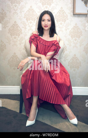 Chinesische Modell und Miss World Zhang Zilin stellt für Portrait Fotos bei einem exklusiven Interview von Imaginechina in Shanghai, China, 19. Juni 2017. Stockfoto