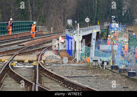 Rail Ingenieure Durchführen von Reparaturarbeiten an Eisenbahnbrücke außerhalb York Station über den Fluss Ouse Yorkshire uk Stockfoto