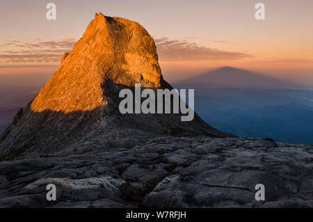 Blick vom Gipfel des Mt Kinabalu, Lowe's Peak (4095 m) auf der Suche nach Westen am St John's Peak (4090 m) mit dem Schatten von St John's Peak Besetzung über die Niederungen unten. Kinabalu Park, Sabah, Borneo. Juli 2006 Stockfoto