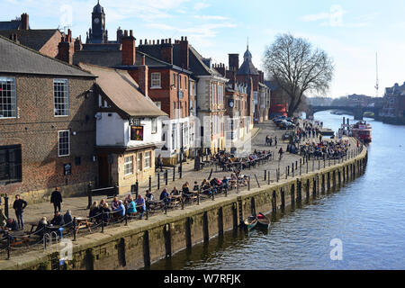 Leute genießen Riverside view außerhalb des Kings Arms Public House York Vereinigtes Königreich Stockfoto