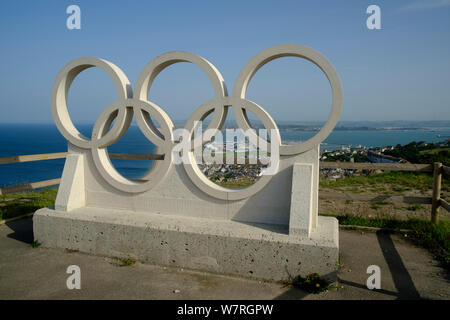 Die Olympischen Ringe mit Blick auf Chesil Beach Portland, Dorset England Stockfoto