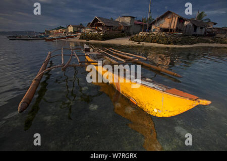 Bangka Boot und Häuser, Bilang Danajon Bilangang Insel, Bank, Central Visayas, Philippinen, April 2013 Stockfoto