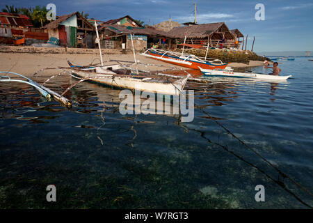 Bangka Boote und Häuser, Bilang Danajon Bilangang Insel, Bank, Central Visayas, Philippinen, April 2013 Stockfoto