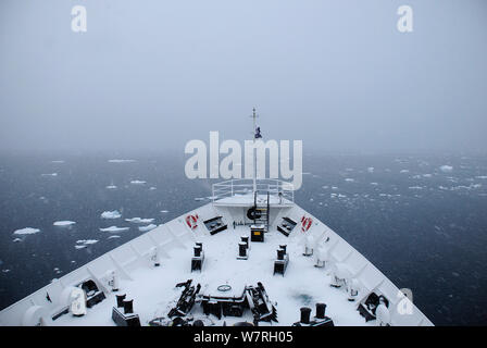 Anzeigen von Wilhelmina Bay von der verschneiten Vorschiff eines Antarktischen Kreuzfahrtschiff 'MV Ushuaia' Gerlache Strait. Antarktische Halbinsel, Antarktis Stockfoto
