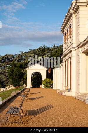 Arch im neu renovierten Gunnersbury Park und Museum auf der Gunnersbury Immobilien, einst im Besitz der Familie Rothschild, Gunnersbury, West London, Großbritannien Stockfoto