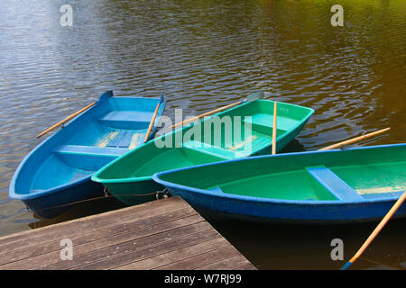 Dock und Boote auf dem See. Leer Fischen Boote auf dem Wasser. Boote für Touristen. Alten hölzernen Boot mit einem Paddel. Stockfoto