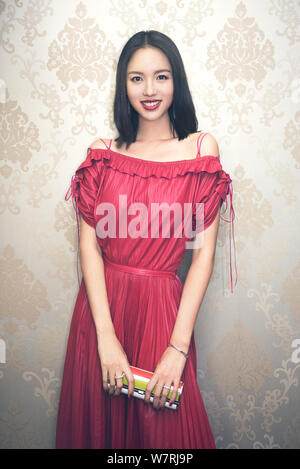 Chinesische Modell und Miss World Zhang Zilin stellt für Portrait Fotos bei einem exklusiven Interview von Imaginechina in Shanghai, China, 19. Juni 2017. Stockfoto