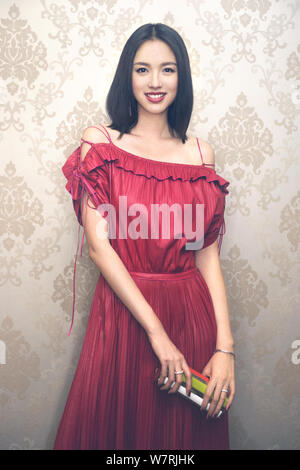 Chinesische Modell und Miss World Zhang Zilin stellt für Portrait Fotos bei einem exklusiven Interview von Imaginechina in Shanghai, China, 19. Juni 2017. Stockfoto