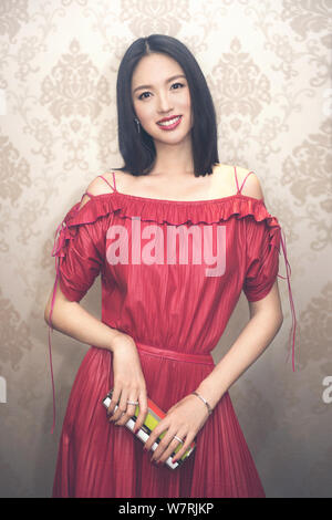 Chinesische Modell und Miss World Zhang Zilin stellt für Portrait Fotos bei einem exklusiven Interview von Imaginechina in Shanghai, China, 19. Juni 2017. Stockfoto