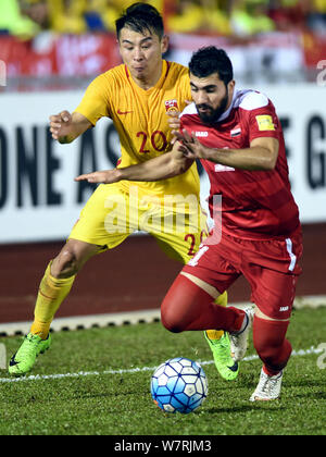 Yu Hanchao von China, Links, Herausforderungen Youssef Kalfa von Syrien in Ihrer Gruppe eine Runde 8 Spiel während der FIFA WM Russland 2018 Qualifier in Melaka, Stockfoto