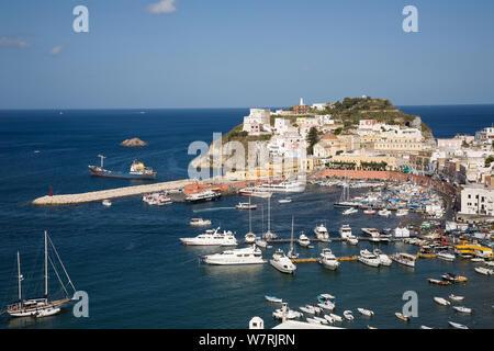 Blick auf den Hafen von Ponza Ponza, Insel, Italien, Meer, Mittelmeer, Juli 2008 Stockfoto