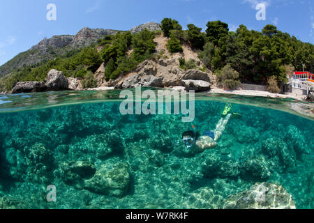 Frau Schnorcheln am Strand von Komiza, Insel Vis, Kroatien, Adria, Mittelmeer Stockfoto