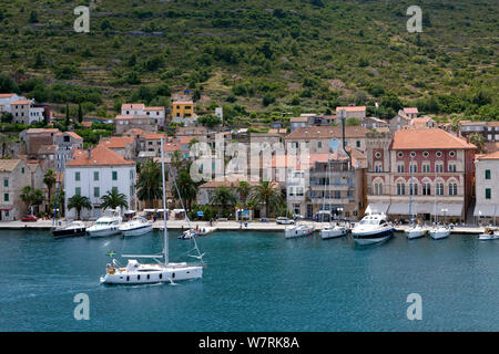 Hafen von Vis Dorf, Insel Vis, Kroatien, Adria, Mittelmeer Stockfoto