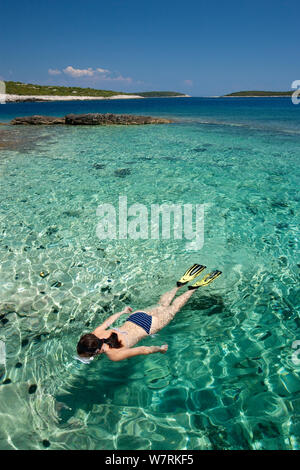 Frau Schnorcheln am Strand Rukavac, Insel Vis, Kroatien, Adria, Mittelmeer Stockfoto