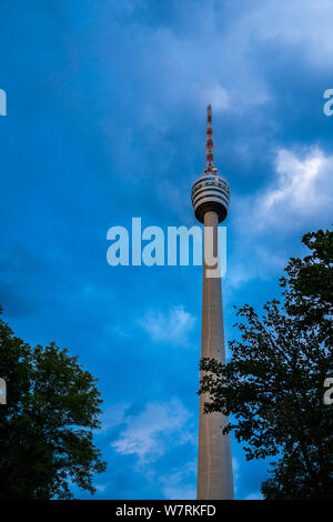 Deutschland, Wahrzeichen der Stadt Stuttgart Fernsehturm Gebäude aus Beton, Fernsehturm im grünen Wald in der Dämmerung Stimmung genannt Stockfoto