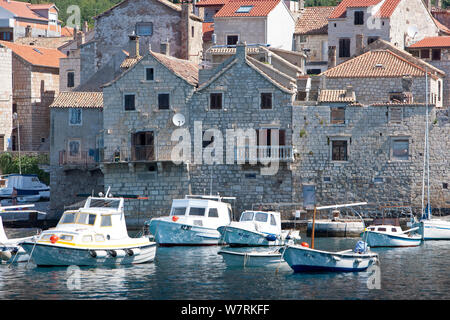 Boote im Dorf von Komiza, Insel Vis, Kroatien, Adria, Mittelmeer Stockfoto