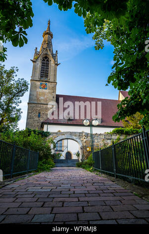 Deutschland, Alte Kirche Gebäude namens Stephanuskirche Aktuell in Leinfelden Echterdingen Altstadt bei Sonnenuntergang mit blauen Himmel hinter Stein weg Stockfoto