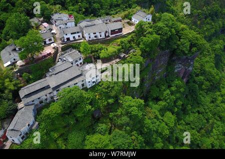 Luftaufnahme von Yuehua Street, die auch als "himmlische Straße" bekannt, an der Qiyunshan Dorf auf einem Felsen des Berges Qiyun in Beijing, China Anhu - Stockfoto