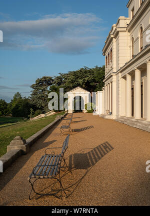 Arch im neu renovierten Gunnersbury Park und Museum auf der Gunnersbury Immobilien, einst im Besitz der Familie Rothschild, Gunnersbury, West London, Großbritannien Stockfoto