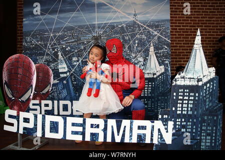 Ein chinesischer Mitarbeiter gekleidet wie Spiderman Photoss mit einem Kind in der Hauptstadt Institut für Pädiatrie in Peking, China, 26. Mai 2017 stattfindet. Phot Stockfoto