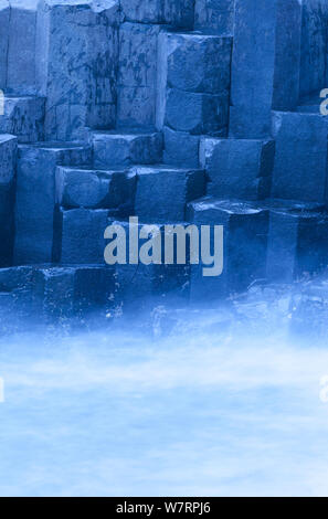 Nebel um die basaltsäulen der Giant's Causeway, Weltkulturerbe der UNESCO, County Antrim, Nordirland, Europa, Juni 2011 Stockfoto