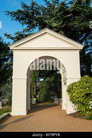 Arch im neu renovierten Gunnersbury Park und Museum auf der Gunnersbury Immobilien, einst im Besitz der Familie Rothschild, Gunnersbury, West London, Großbritannien Stockfoto