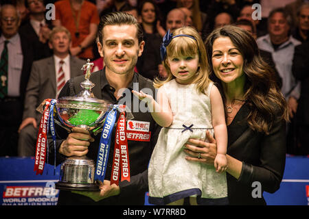 Mark Selby von England hielt seine Trophäe Posen für Fotos mit seiner Frau und Tochter nach einem Sieg gegen John Higgins von Schottland in ihrem abschließenden Gleichen dur Stockfoto